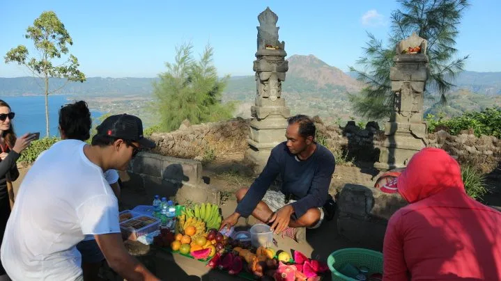 Muntigunung Bali charity hike with Elite Havens – Breakfast at the summit