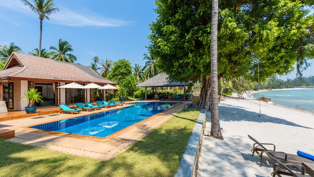 Villa Waimarie - Absolute beachfront haven