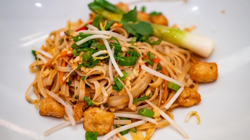 Healthy and authentic vegetable Pad Thai 