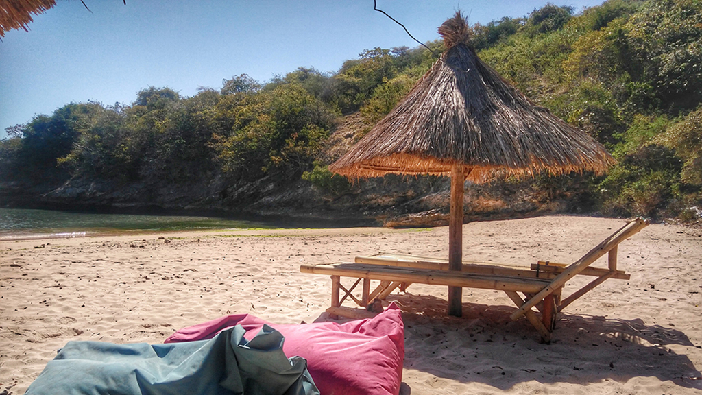 Pink-Beach-Lombok-Sun-loungers